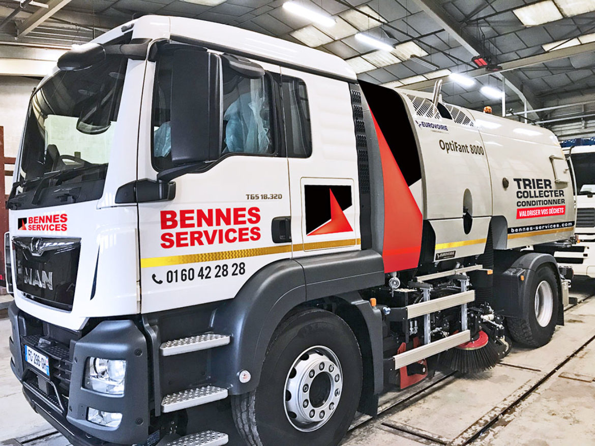 bennes-services-balayeuse-covering-utilitaire-1170×877